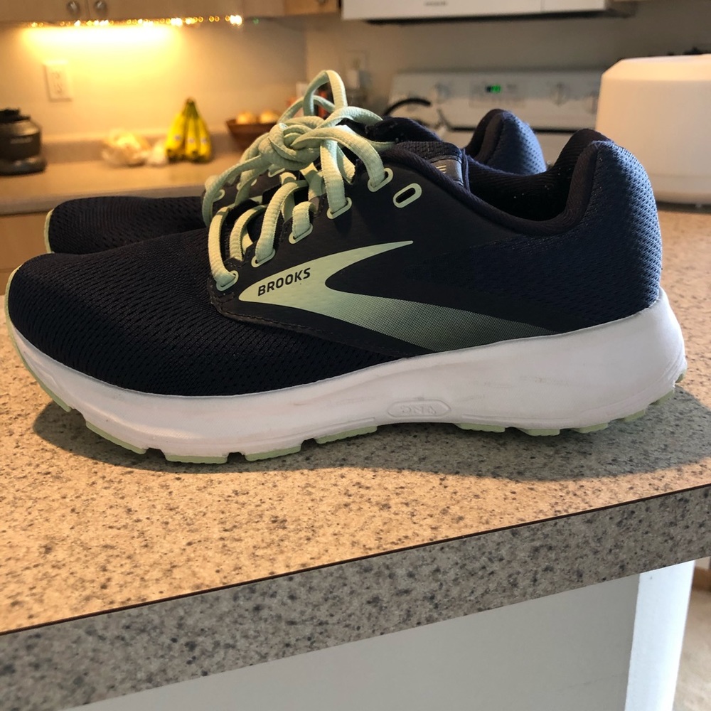 Brooks tennis shoes